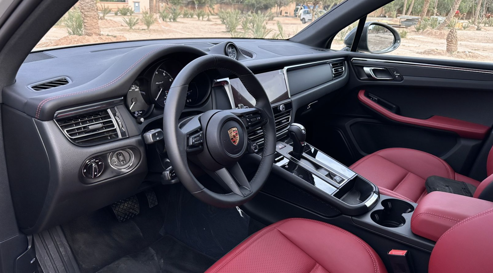 morocco-rent-cars.com | a-propos Morocco rent cars Intérieur luxueux Porsche avec sièges rouges - Morocco Rent Cars