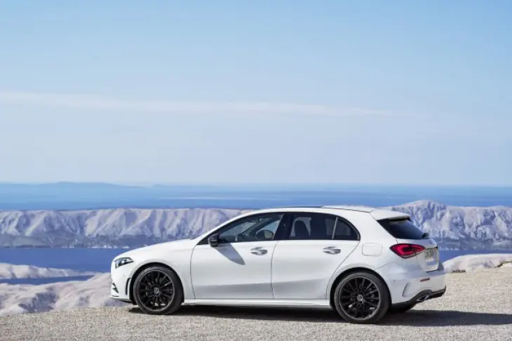 morocco-rent-cars.com | a-propos Morocco rent cars Mercedes Classe A devant architecture marocaine - Morocco Rent Cars